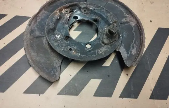 Toyota RAV 4 (XA30) Rear brake disc plate dust cover 