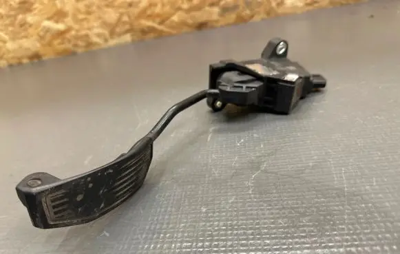 Toyota Avensis T270 Accelerator throttle pedal 7811005021 12016A 03905209770