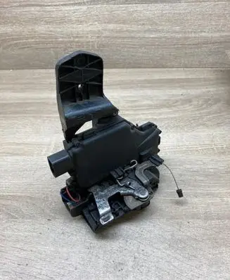Volkswagen PASSAT B5 Front door lock 3B0837867