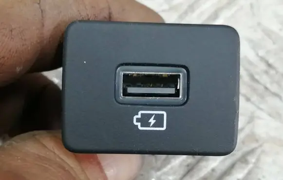 Dacia Sandero III USB socket connector 280239782R DQ11422246