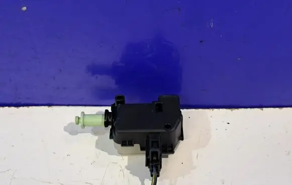 Volvo V70 Fuel cap release pull handle 31299107 31298095
