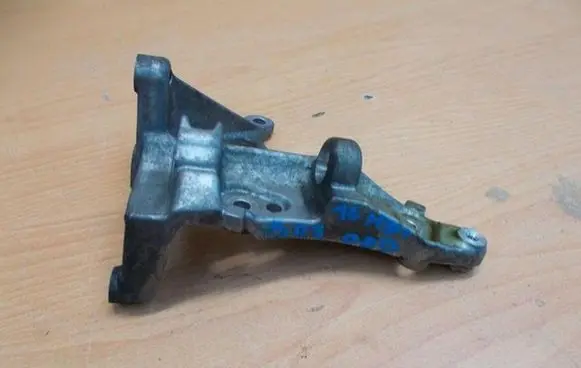 Peugeot 308 Engine mounting bracket