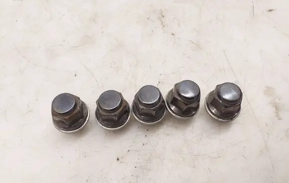 Toyota RAV 4 (XA50) Nuts/bolts