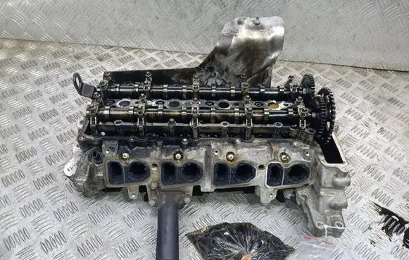 Toyota Avensis T270 Engine head 