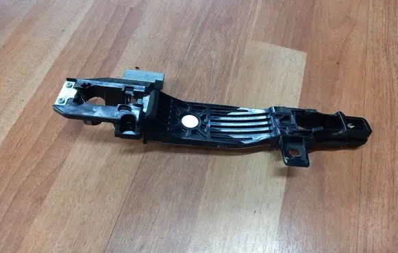 Mazda 6 Front door exterior handle/bracket R8375