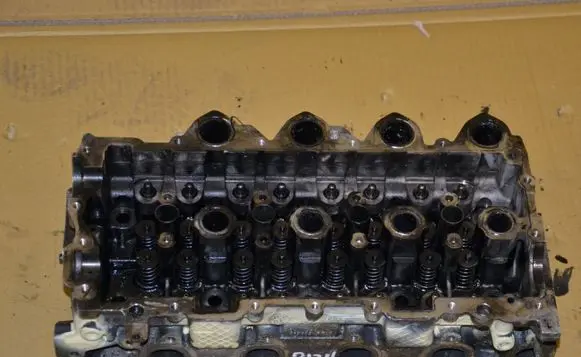 Peugeot 307 Engine head 9HY