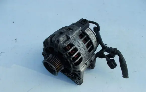 Volkswagen Polo Generator/alternator 03D903025J