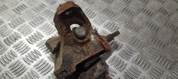 Ford Mondeo MK II Engine mount bracket 93bb6p079ce