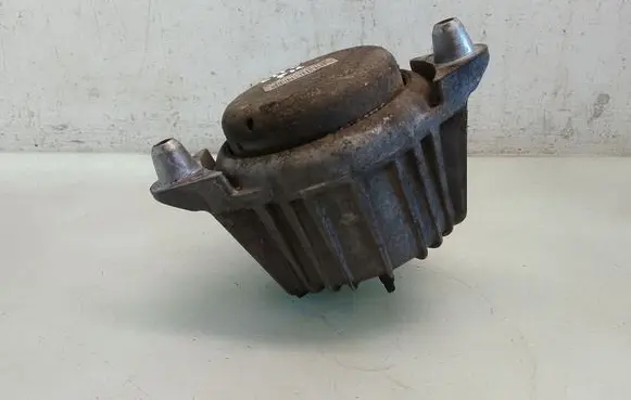 Engine mount bracket