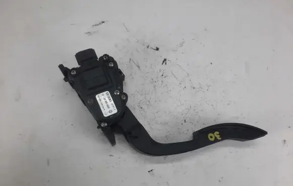 Renault Twingo II Accelerator throttle pedal 8200426241D