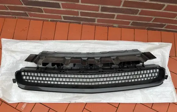 Dodge Challenger Front bumper upper radiator grill DG07095GA 60011240