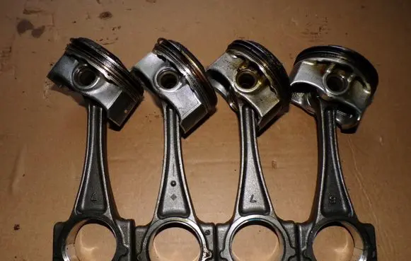 Mazda CX-30 Piston with connecting rod