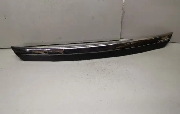 Trunk door license plate light bar