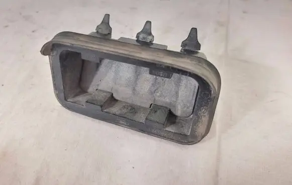 Ford Mustang V Quarter panel pressure vent 4R3363278C26BA