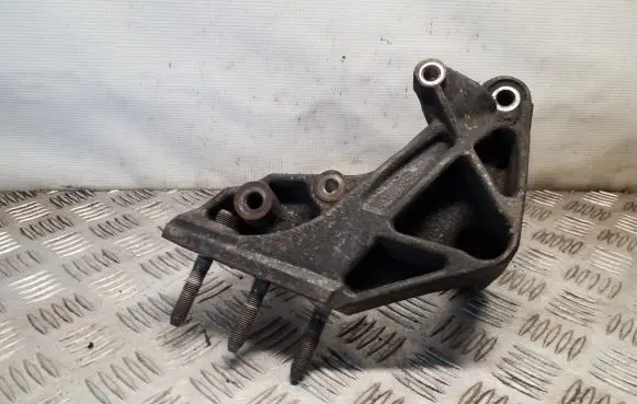 Mitsubishi Grandis Engine mounting bracket
