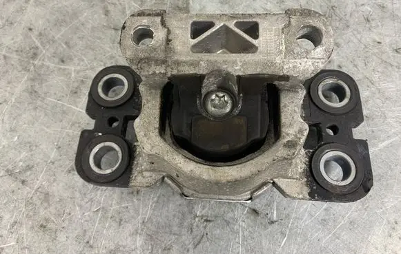 Volvo V70 Engine mount bracket 6G92