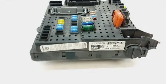 Volvo XC70 Fuse module 8676391