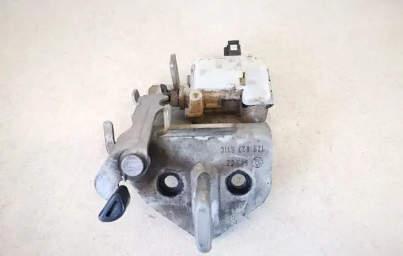 Skoda Octavia Mk2 (1Z) Rear door lock loop/hook striker 1z9827511c