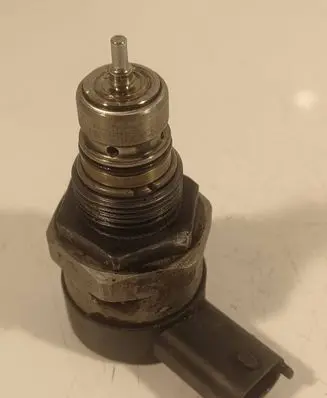 Renault Laguna II Fuel pressure regulator 8200610770 15323104 0281002800