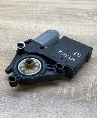 Skoda Octavia Mk1 (1U) Front door window regulator motor 1T0959702A 1K0959792D