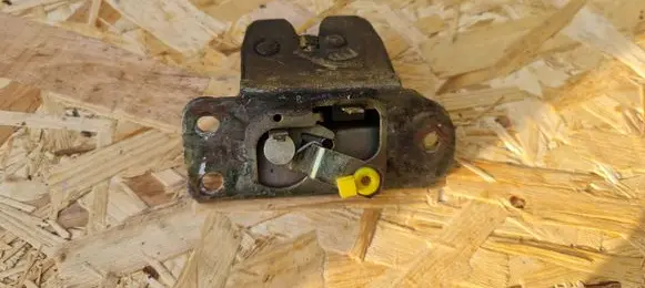 Volvo S40, V40 Tailgate lock latch 