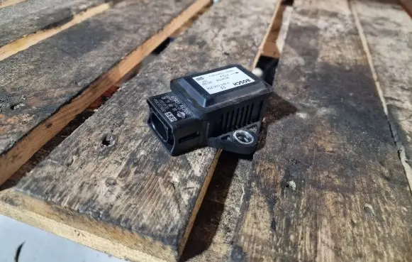 Nissan X-Trail T30 ESP acceleration yaw rate sensor 47931AL700