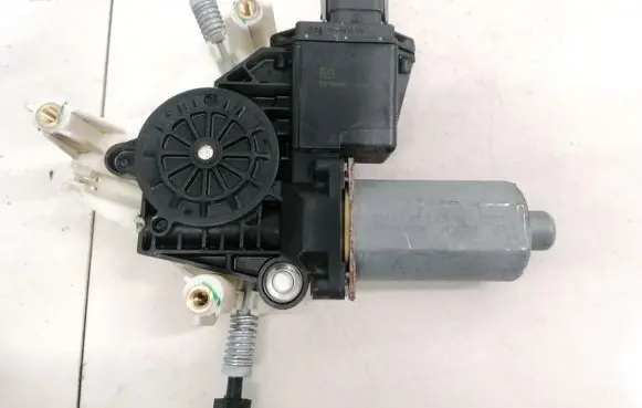 Opel Omega B1 Rear door window regulator motor 0130821653 193803100