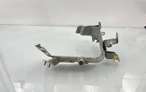 Audi Q7 4M Fender mounting bracket 4M0821131C