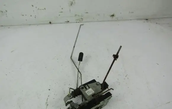 Dacia Logan I Front door lock 8200928447