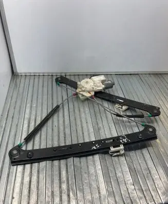 BMW X3 E83 Front door window regulator motor 6925963 S007083005