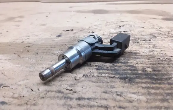Skoda Octavia Mk2 (1Z) Fuel injector 03C906036A