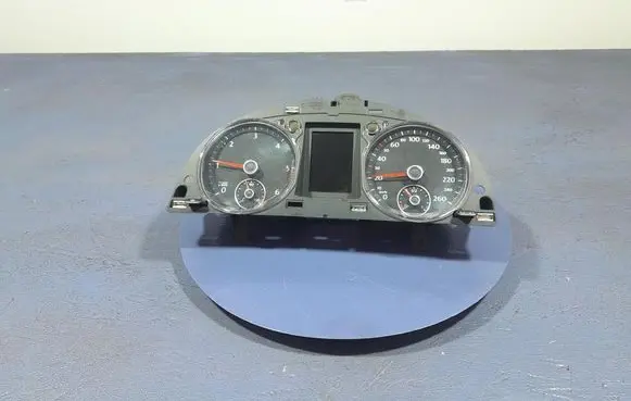 Volkswagen PASSAT CC Speedometer (instrument cluster) 3AA920870A
