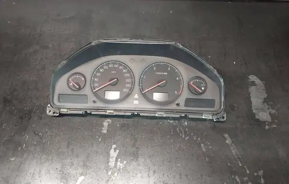 Volvo V70 Speedometer (instrument cluster) 9499671 69294-580T