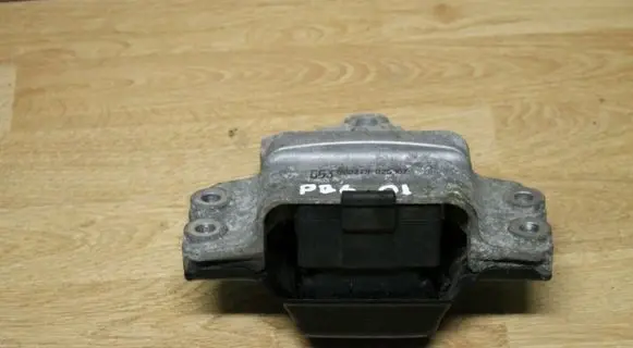 Volkswagen PASSAT B6 Engine mount bracket 3C0199555