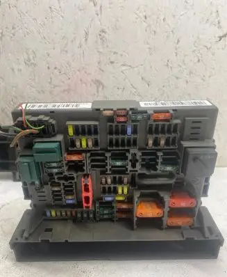 BMW 1 E81 E87 Fuse module 9119446 27018561