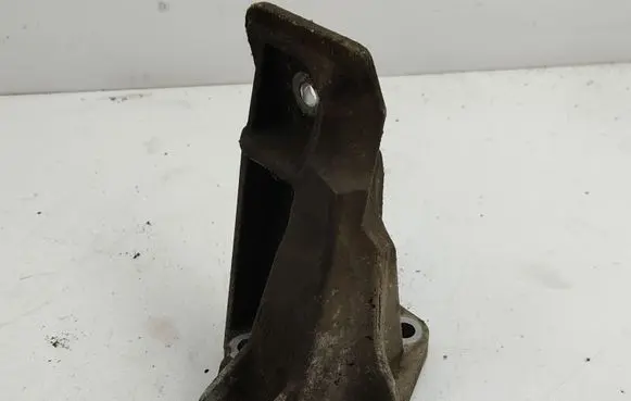 Land Rover Discovery 3 - LR3 Engine mounting bracket KKU500580