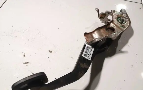 Toyota Yaris Clutch pedal 
