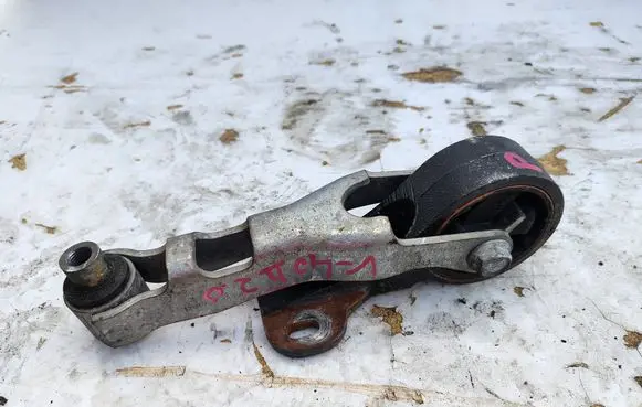Volvo V40 Engine mounting bracket 