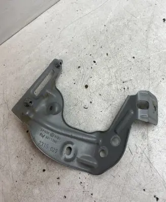 Volkswagen Golf Sportsvan Fender mounting bracket 510821135C
