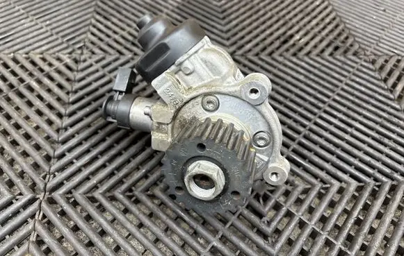 Volkswagen PASSAT B8 Fuel injection high pressure pump 04L130755E 0445010538