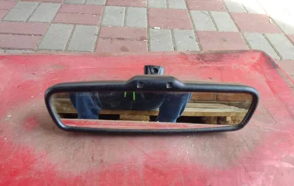 Rear view mirror (interior)