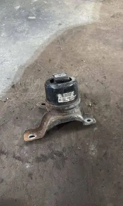Volvo S80 Engine mount bracket 30671245