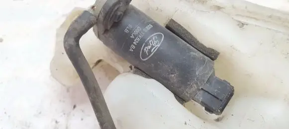 Ford Focus Windscreen/windshield washer pump 93BB17K624