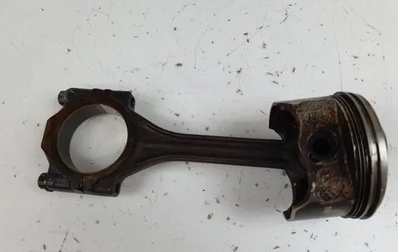 Volkswagen Golf V Piston with connecting rod