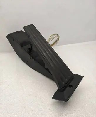 Accelerator throttle pedal