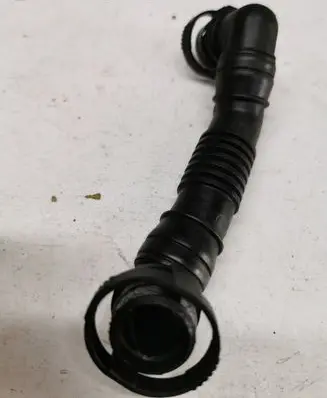 Volkswagen PASSAT B6 Breather hose/pipe 03G103493D VCD446237