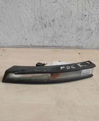 Volkswagen PASSAT B6 Front bumper turn signal 