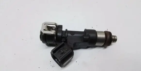 Volvo S60 Fuel injector 30757534