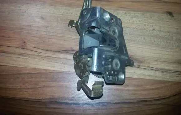 Mercedes-Benz C W202 Rear door lock 2027300535