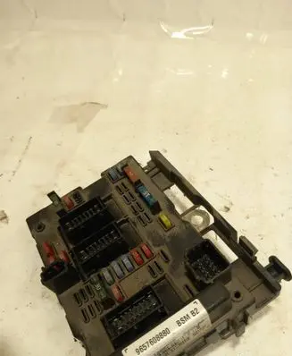 Peugeot 206 Fuse module 9657608880 BSMB2